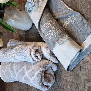 Gray and White Giraffe Print Blanket Set Of 4 100 %Cotton